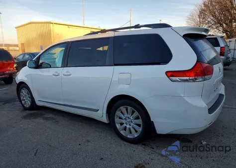 2013 Toyota Sienna Xle z USA, uszkodzony, nr VIN 5TDDK3DC8DS056045